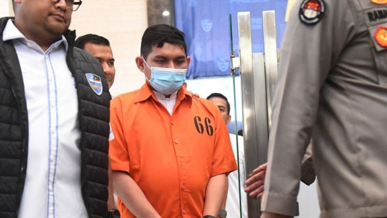 Tersangka kasus dugaan ujaran kebencian Andi Pangerang Hasanuddin dihadirkan saat konferensi pers di Jakarta, Senin (1/5/2023). Bareskim Polri menahan Andi Pangerang Hasanuddin yang merupakan peneliti Badan Riset dan Inovasi Nasional (BRIN) karena komentarnya yang bernada ancaman terhadap warga Muhammadiyah di media sosial beberapa waktu lalu. ANTARA FOTO/Akbar Nugroho Gumay/tom.