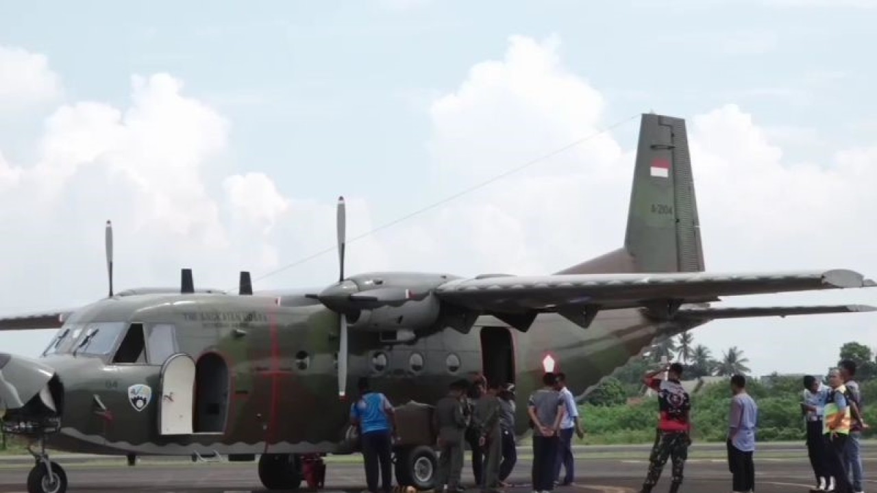 Pesawat udara milik TNI AU untuk membantu penebaran garam di udara diatas provinsi Jambi dan Sumsel, Senin, (8/5/23).(ANTARA/nanang mairiadi)