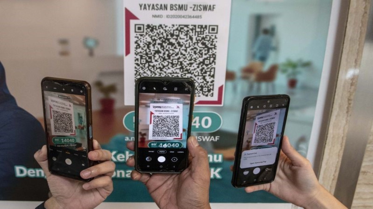 Warga memindai QRIS saat membayar donasi secara digital yang ditujukan kepada Yayasan BSMU-ZISWAF di Masjid BSI Wisma Mandiri, Jakarta, Selasa (11/4/2023). ANTARA FOTO/Muhammad Adimaja/rwa. (ANTARA FOTO/MUHAMMAD ADIMAJA)