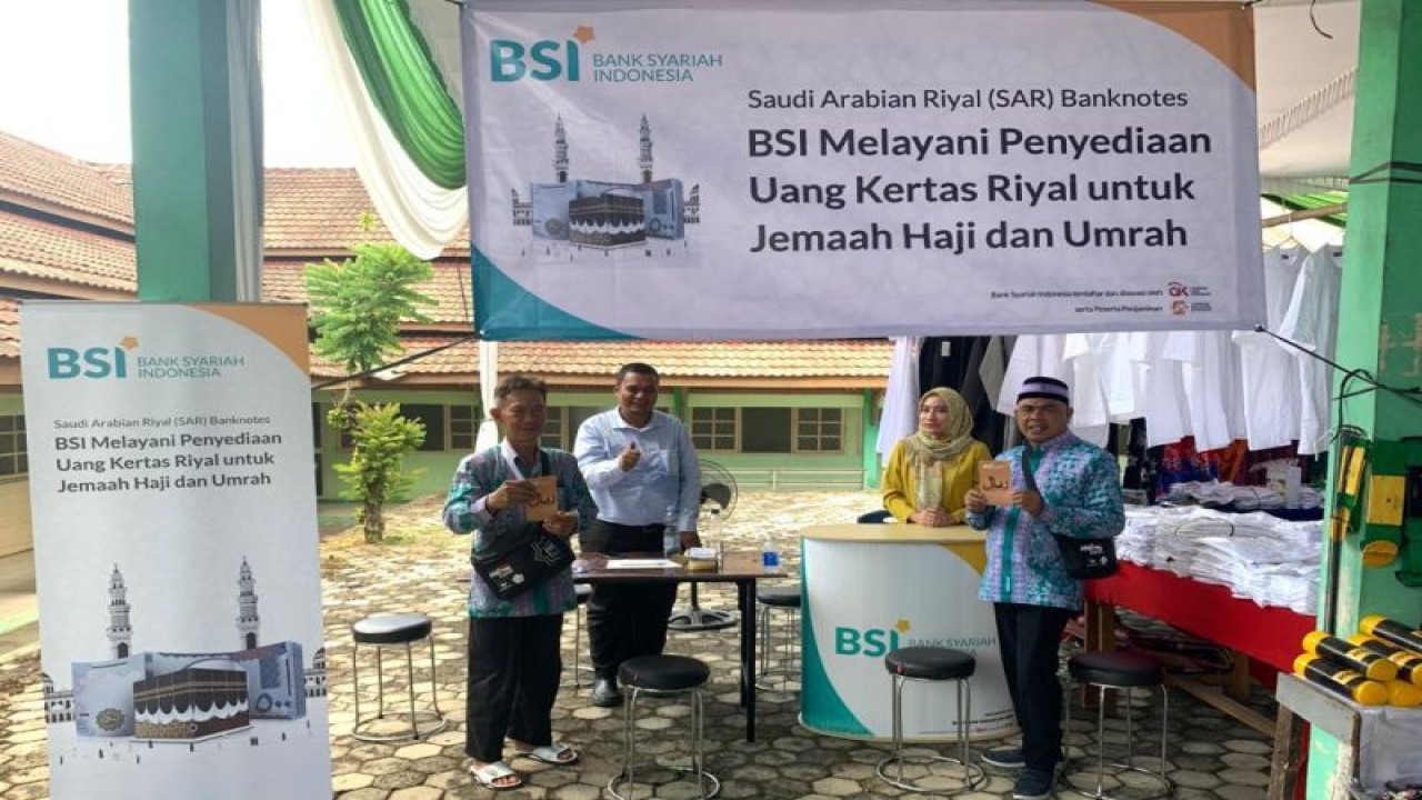 Layanan penukaran uang rupiah ke riyal yang dibuka PT Bank Syariah Indonesia (BSI) Lampung, di Asrama Haji Bandarlampung, Rabu (24/3/2023). (ANTARA/HO-BSI Lampung)