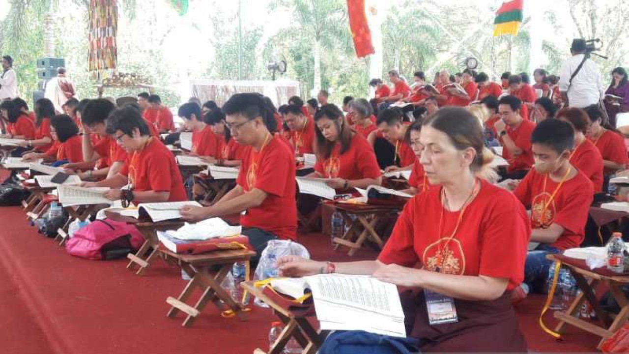 Umat Buddha dari majelis umat Nyingma, Sangha Tantrayana menggelar doa perdamaian untuk Negara Kesatuan Republik Indonesia dan dunia. ANTARA/Heru Suyitno