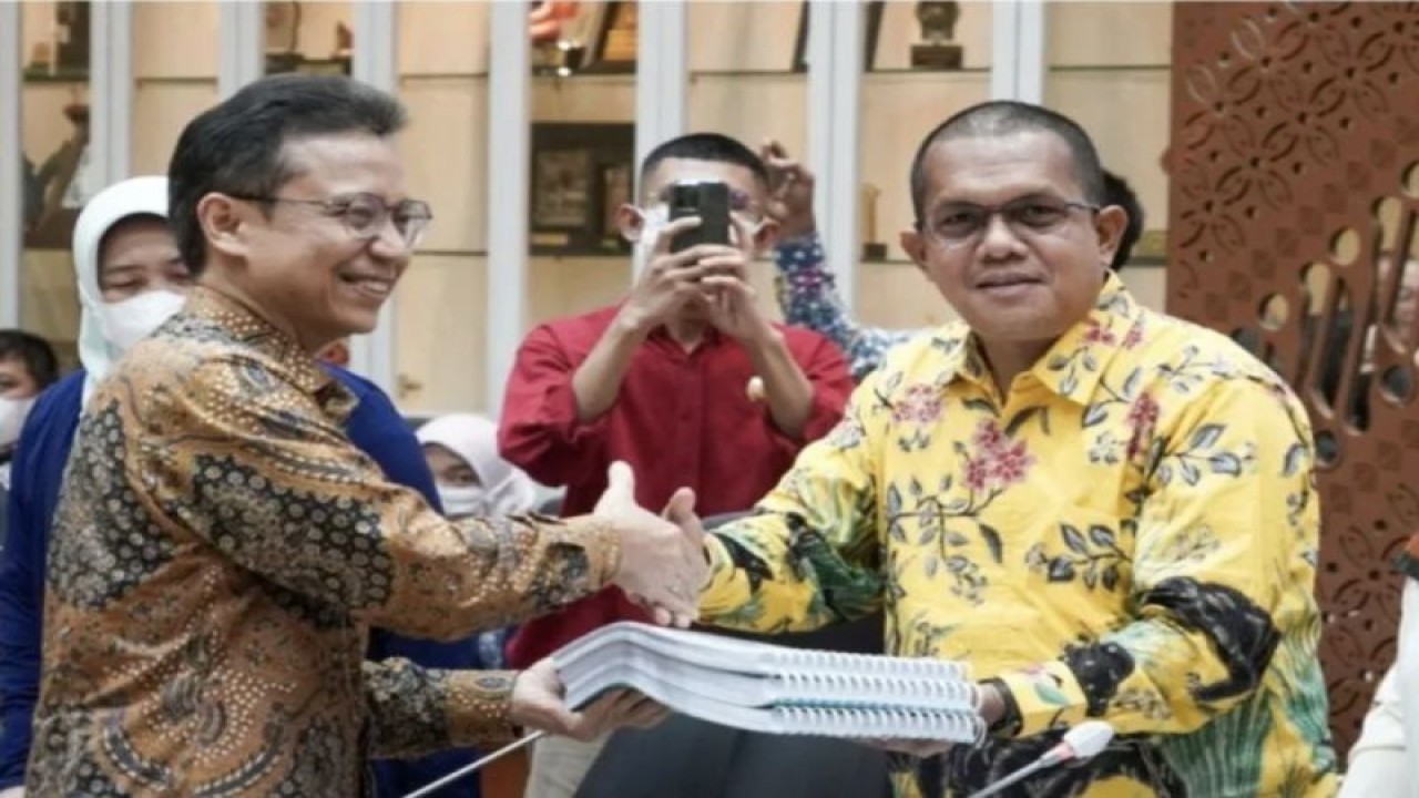 Arsip foto - Menteri Kesehatan RI Budi Gunadi Sadikin (kiri) saat menyerahkan Daftar Inventarisasi Masalah (DIM) RUU Kesehatan kepada Wakil ketua Komisi IX DPR RI Emanuel Melkiades Laka Lena dalam agenda Rapat Kerja terkait RUU Kesehatan bersama Komisi IX DPR RI di Jakarta, Rabu (5/4/2023). (ANTARA/HO-Kemenkes).