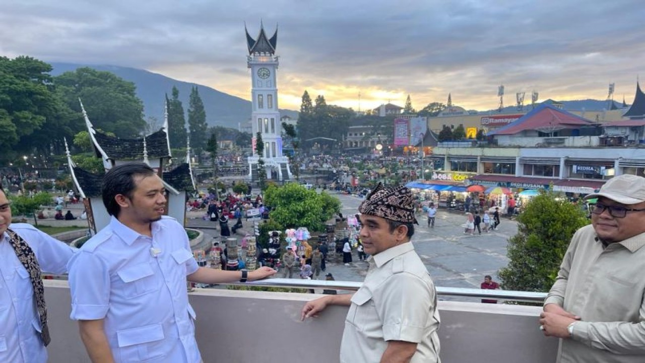 Wali Kota Bukittinggi, Erman Safar saat mendampingi Wakil Ketua MPR RI, Ahmad Muzani saat berkunjung ke salah satu objek wisata utama di daerah setempat, Jam Gadang.Bukittinggi catat putaran uang lebaran capai Rp 80 miliar dari 400 ribu kunjungan