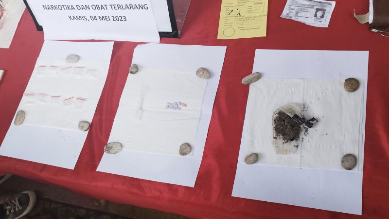 Sejumlah barang bukti narkoba diamankan di Rutan Kebonwaru Bandung, Jawa Barat, Kamis (4/5/2023). ANTARA/Bagus Ahmad Rizaldi.