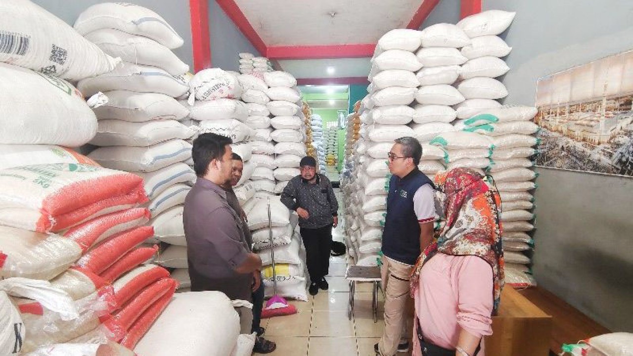 Dokumentasi. Tim dari Bapanas bersama Bulog dan Dishanpang Kalteng berbincang dengan pedagang beras di Pasar Besar Palangka Raya, Sabtu, (21/1/2023). (ANTARA/Muhammad Arif Hidayat)
