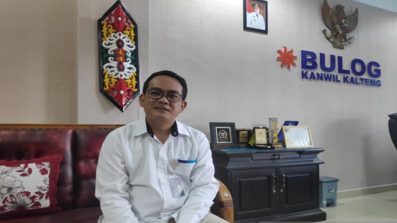 Kepala Kantor Wilayah Bulog Kalimantan Tengah Budi Cahyono saat disambangi awak media di ruang kerjanya, Senin (29/5/2023). ANTARA/M Husein Asyari