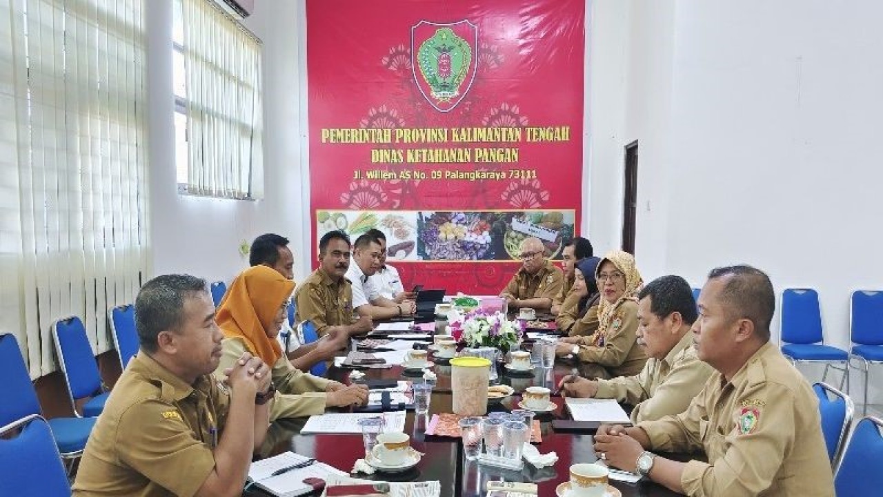 Dishanpang Kalteng dan Bulog melaksanakan rapat koordinasi penyaluran beras subsidi dan pengendalian inflasi, Palangka Raya, Selasa, (2/5/2023). (ANTARA/Muhammad Arif Hidayat)