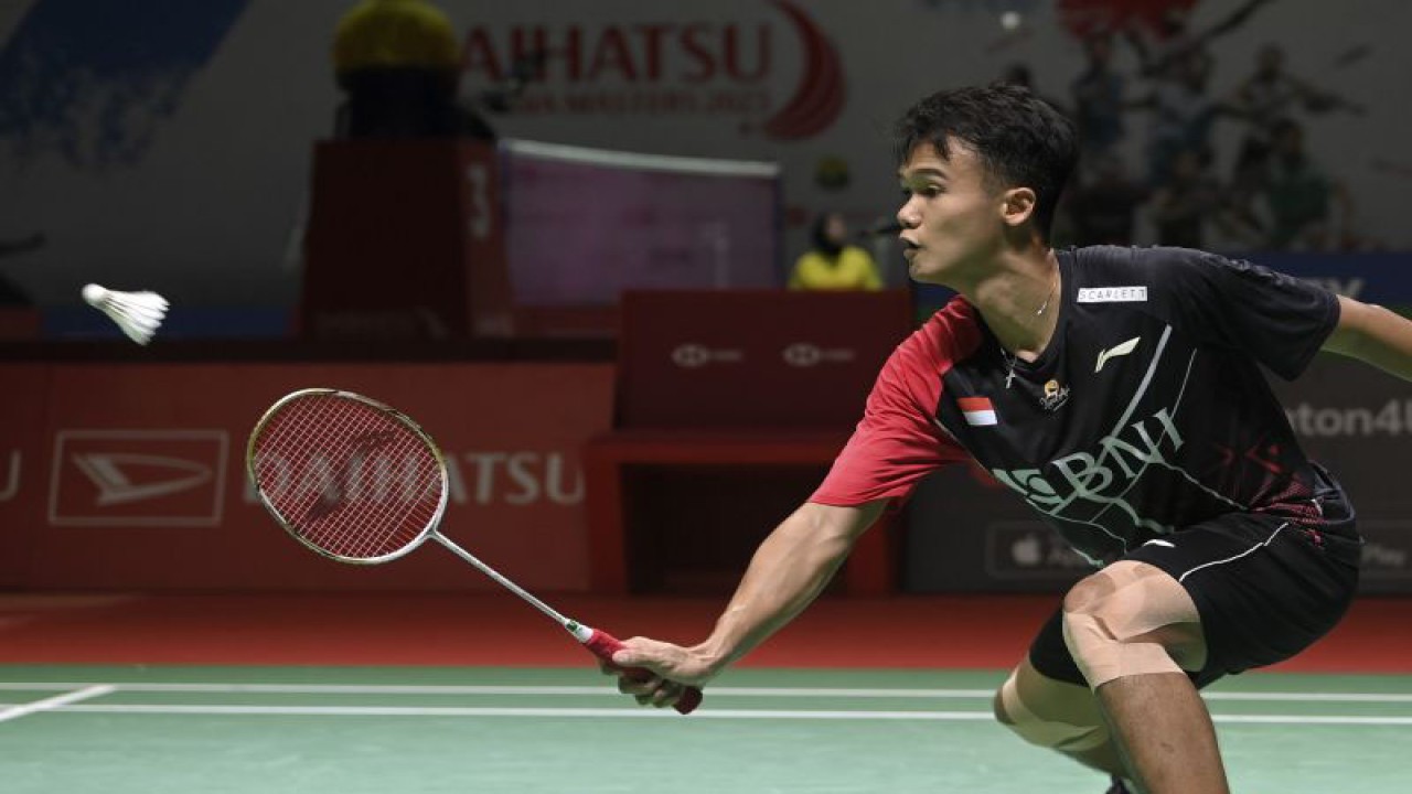Arsip - Pebulu tangkis tunggal putra Indonesia Christian Adinata mengembalikan kok ke arah lawannya pebulu tangkis tunggal putra Jepang Kenta Nishimoto babak 32 besar turnamen Daihatsu Indonesia Masters 2023 di Istora Gelora Bung Karno, Senayan, Jakarta, Rabu (25/1/2023). . ANTARA FOTO/M Risyal Hidayat/foc.