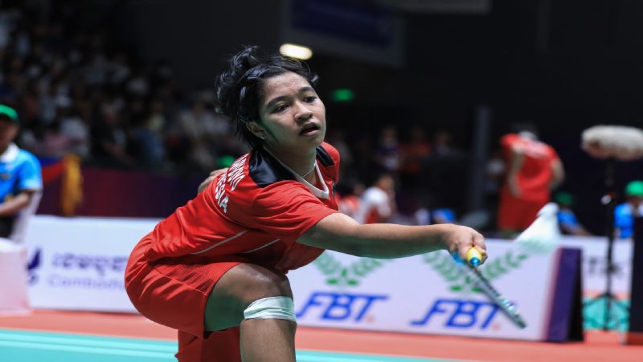 Pebulu tangkis tunggal putri Ester Nurumi Tri Wardoyo berusaha mengembalikan shuttlecock saat menghadapi Xin Yee Ong (Malaysia) pada babak 16 besar kompetisi individu SEA Games 2023 di Kamboja, Sabtu. (ANTARA/HO-PP PBSI)