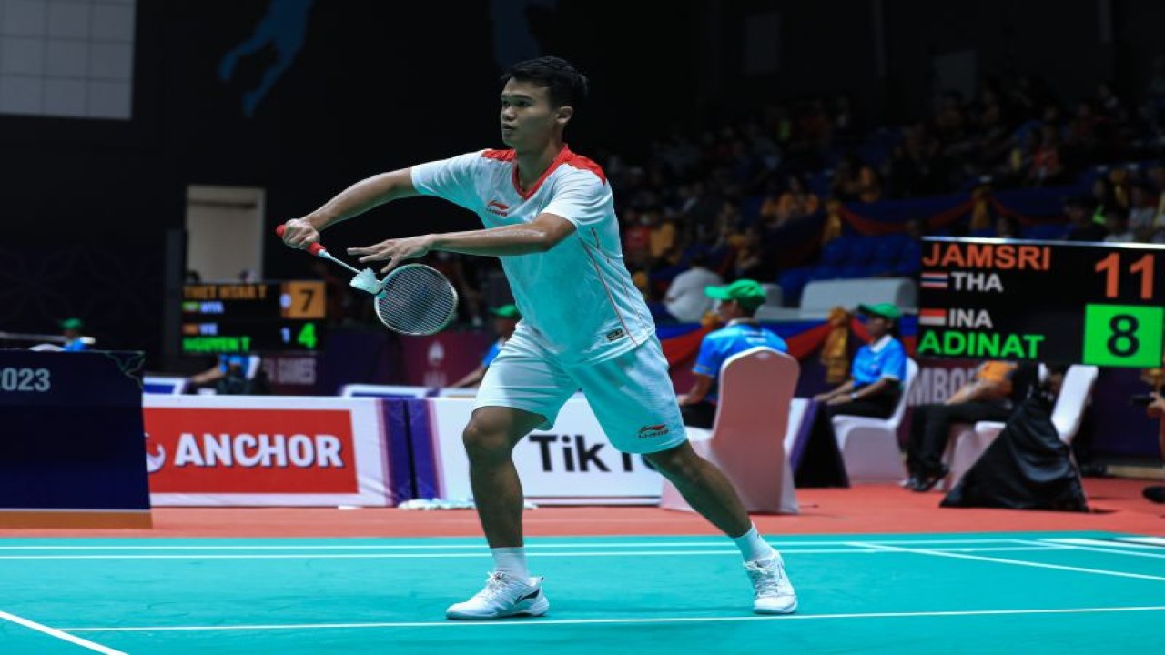 Pebulu tangkis tunggal putra Indonesia, Christian Adinata, saat melakukan servis kepada Saran Jamsri (Thailand) pada pertandingan babak 16 besar nomor individu SEA Games 2023 di Phnom Penh, Kamboja, Sabtu. (ANTARA/HO-PP PBSI)