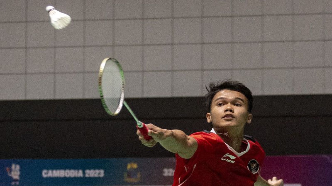 Pebulu tangkis tunggal putra Indonesia Christian Adinata mengembalikan kok ke arah lawannya pebulu tangkis Malaysia Lee Shun Yang pada final bulu tangkis beregu putra SEA Games 2023 di Badminton Hall, Morodoc Techo National Stadium, Phnom Penh, Kamboja, Kamis (11/5/2023) ANTARA FOTO/Muhammad Adimaja/tom (ANTARA FOTO/MUHAMMAD ADIMAJA)