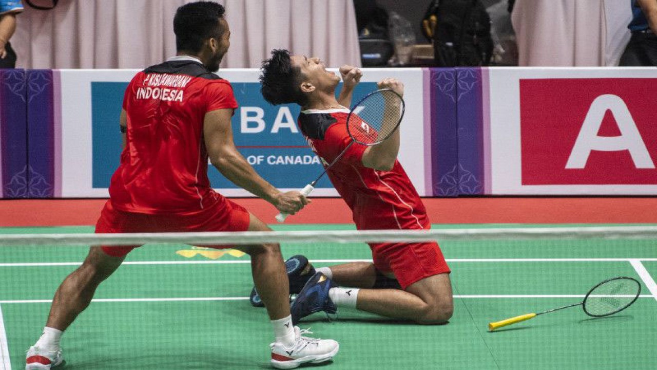 Pebulu tangkis ganda putra Indonesia Pramudya Kusumawardana Riyanto (kiri) dan Yeremia Erich Yoche Yacob (kanan) meluapkan kegembiraan usai mengalahkan pebulu tangkis Thailand Peeratchai Sukphun dan Pakkapon Teeraratsakul saat pertandingan final bulu tangkis ganda putra SEA Games 2023 di Badminton Hall, Morodoc Techo National Stadium, Phnom Penh, Kamboja, Selasa (16/5/2023). ANTARA FOTO/M Agung Rajasa/foc