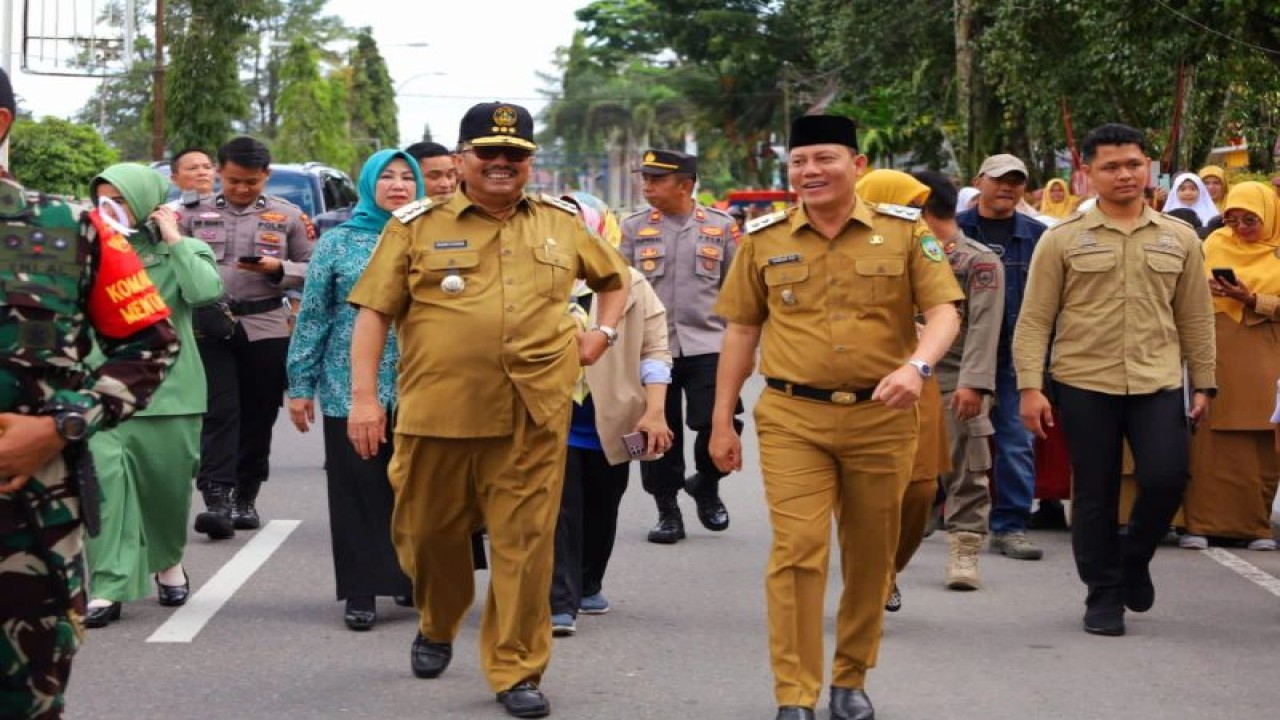 Bupati-Wakil Bupati Pasaman, Benny Utama-Sabar AS saat turun kelapangan meninjau warga beberapa waktu lalu.