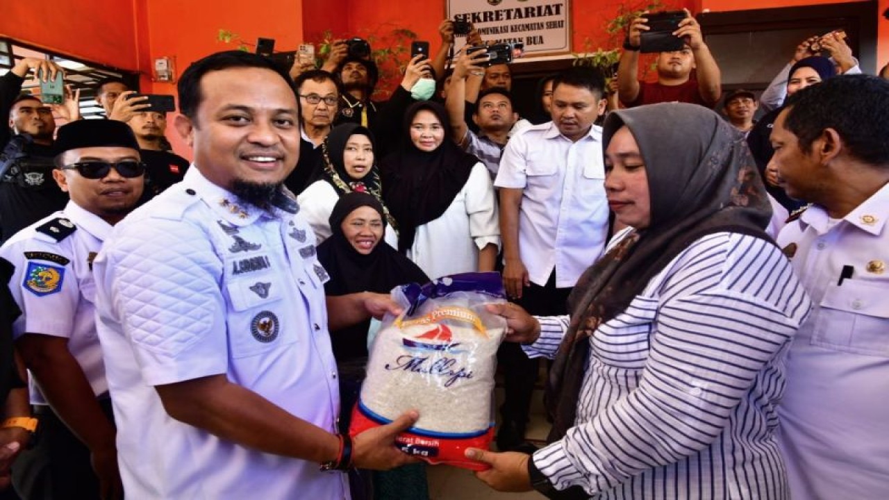 Gubernur Sulsel Andi Sudirman Sulaiman menyerahkan bantuan kepada korban banjir di Kabupaten Luwu, Sulsel. ANTARA/HO-Humas Pemprov Sulsel