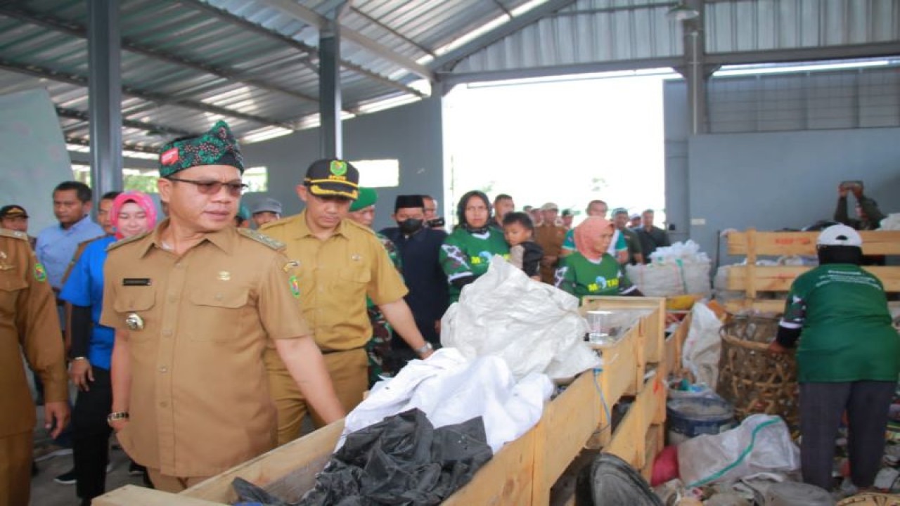 Bupati Bandung Dadang Supriatna didampingi Kepala Dinas Pekerjaan Umum dan Tata Ruang Kabupaten Bandung Zeis Zultaqawa meninjau Tempat Pengolahan Sampah Reduce Reuse Recycle (TPS3R) di Desa Cangkuang Wetan, Kecamatan Dayeuhkolot, Kabupaten Bandung, Selasa (23/5/2023). (ANTARA/HO Kabupaten Bandung)