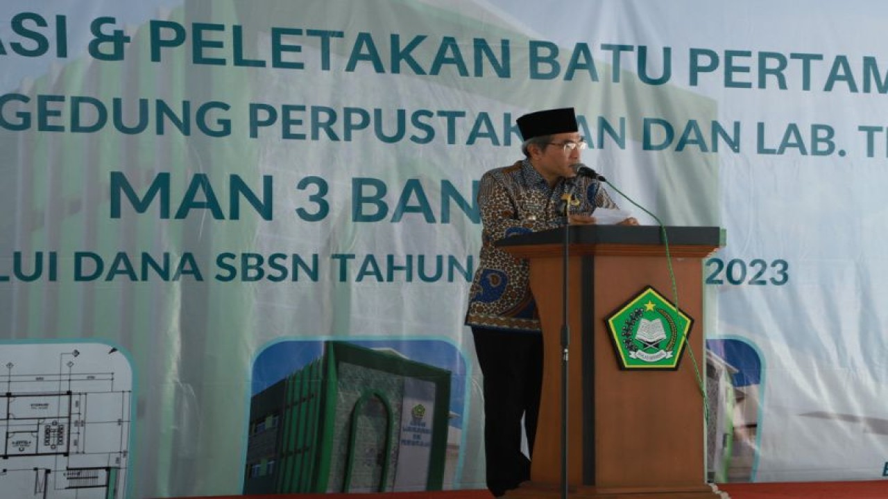 Bupati Bantul Daerah Istimewa Yogyakarta Abdul Halim Muslih saat pelepasan batu pertama pembangunan perpustakaan dan laboratorium MAN 3 Bantul, DIY, Kamis (11/5/2023). (FOTO ANTARA/HO-Humas Pemkab Bantul)