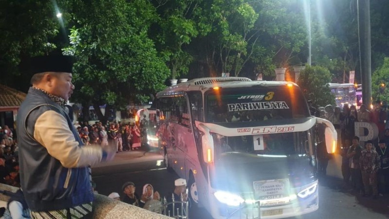 Bupati Garut Rudy Gunawan melepas jamaah haji di Pendopo, Kabupaten Garut, Jawa Barat, Selasa (23/5/2023). (ANTARA/Feri Purnama)