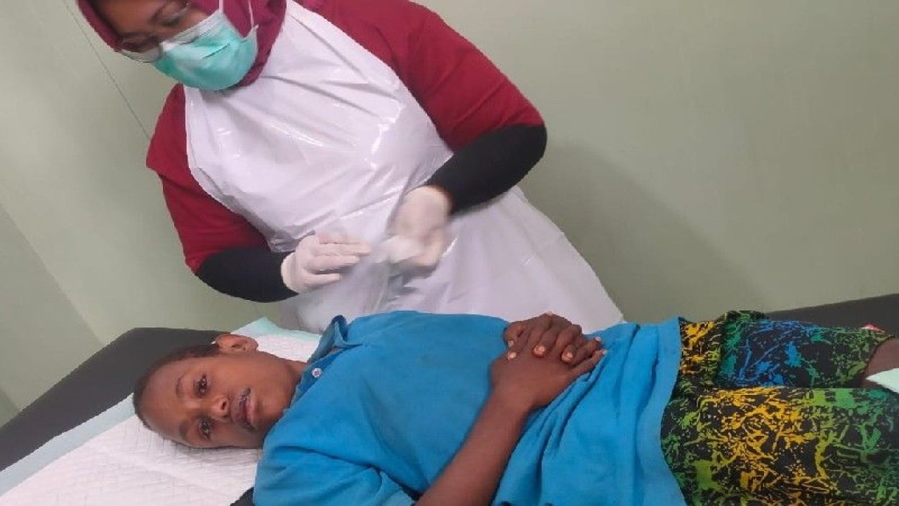 Satu dari tiga warga yang mengalami luka-luka setelah longsor melanda Kampung Elarek, Distrik Welaik, Kabupaten Jayawijaya, Provinsi Papua Pegunungan, saat mendapat perawatan di IGD RSUD Wamena, Kamis (11/5/2023). (ANTARA/HO/Dok Polres Jayawijaya)