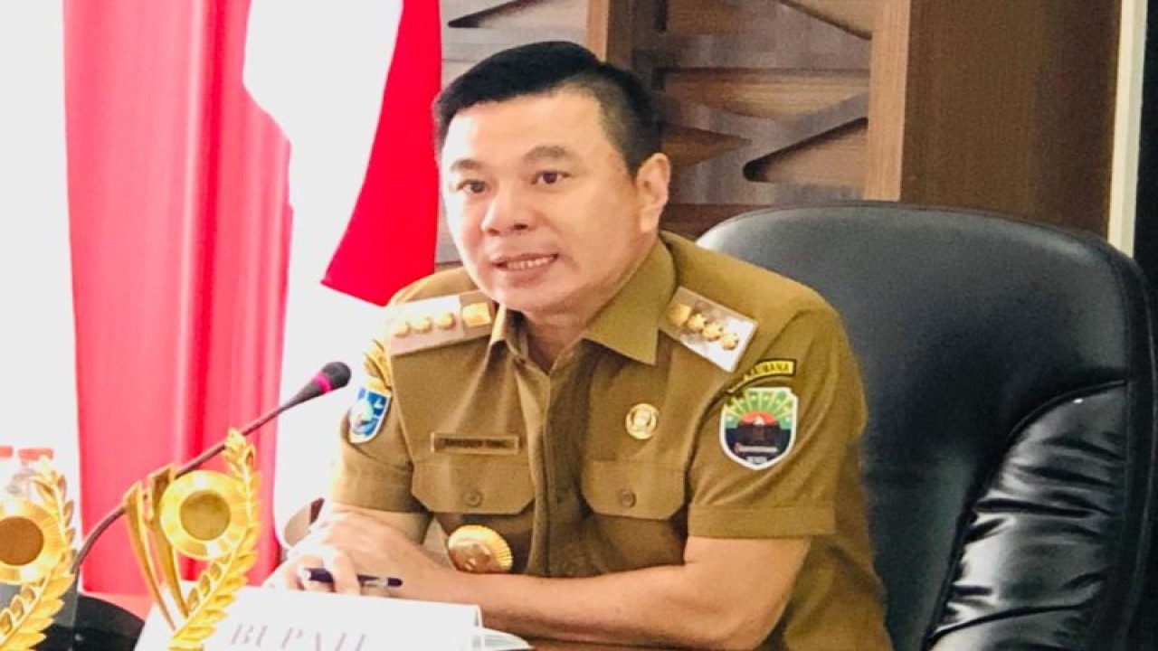 Bupati Kaimana Freddy Thie (ANTARA/Evarianus Supar)