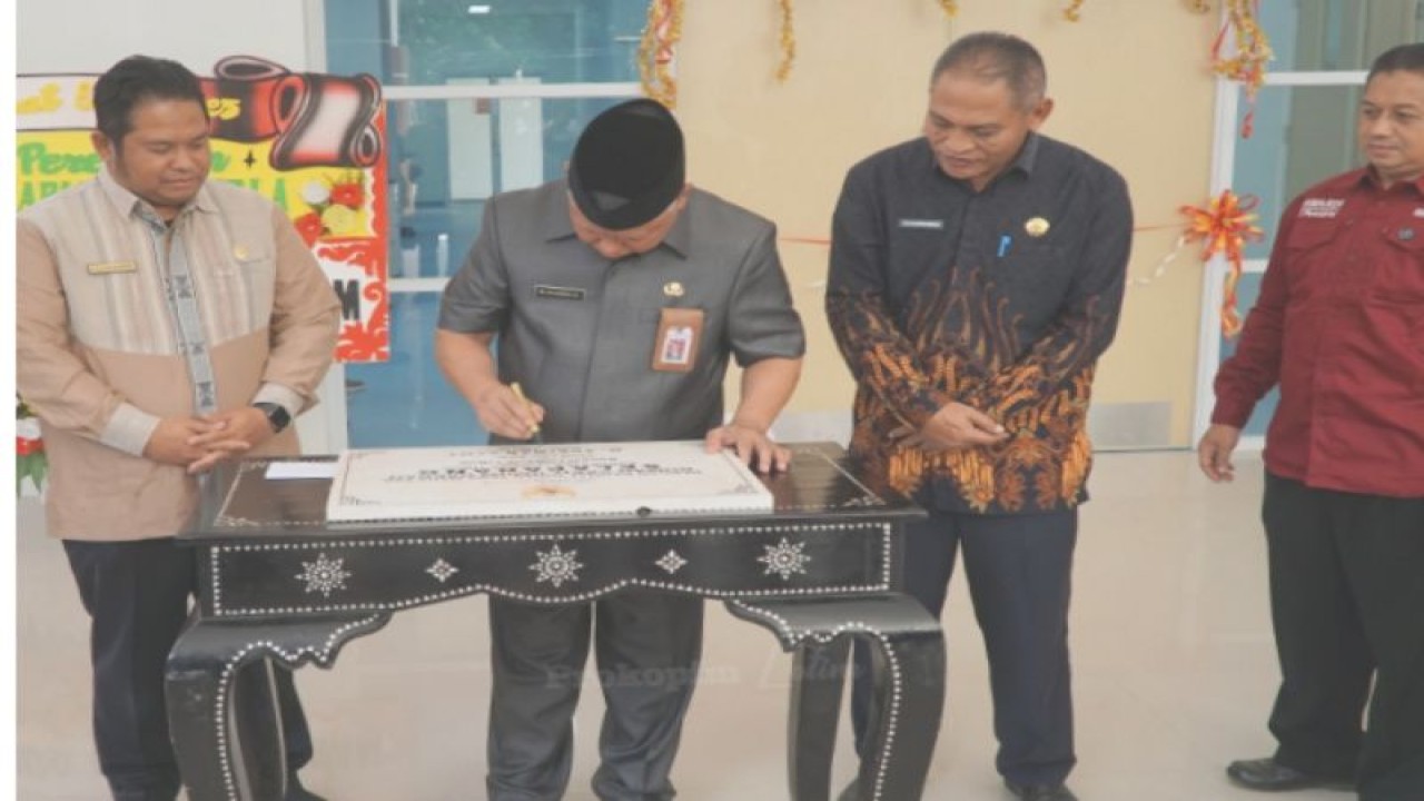Bupati Lombok Timur M. Sukiman Azmy (tengah) meresmikan pembangunan RSUD Selaparang di Selong. (ANTARA/HO-Humas Pemkab Lombok Timur)