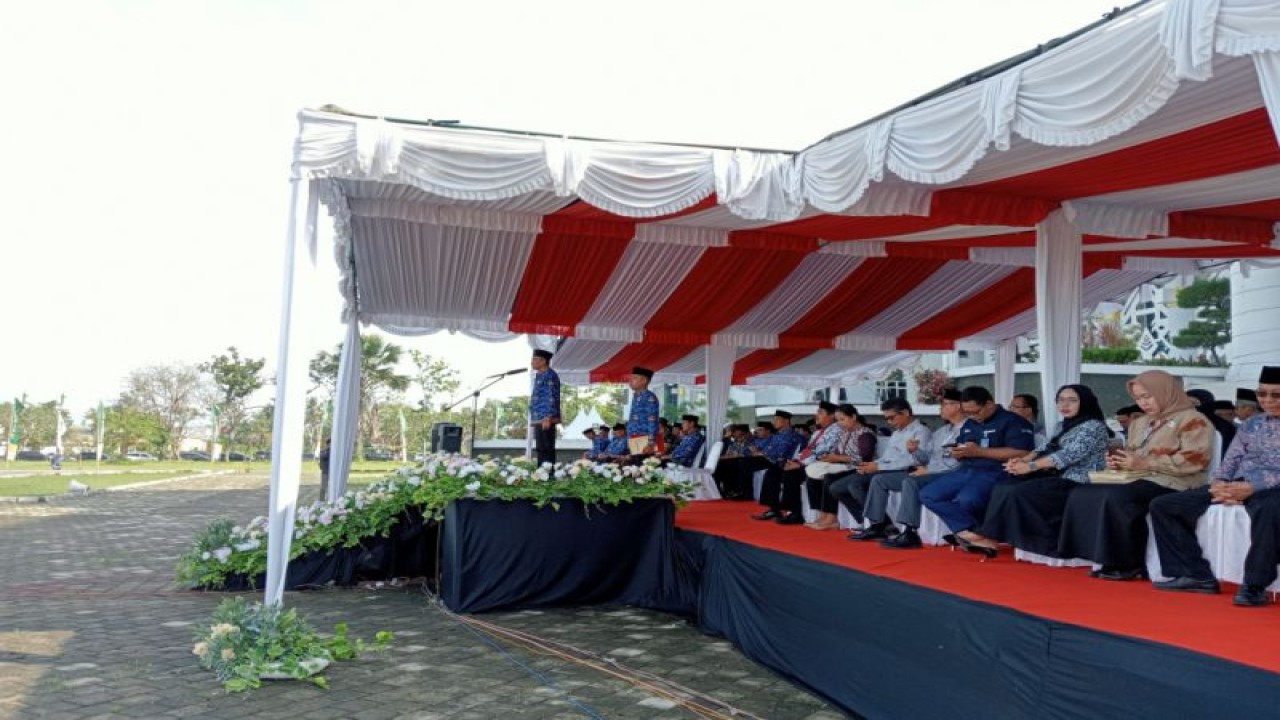 Apel Hardiknas 2023 yang digelar Pemerintah Kabupaten Lombok Tengah, Nusa Tenggara Barat di halaman kantor bupati setempat, Selasa (2/5/2023) (ANTARA/Akhyar)