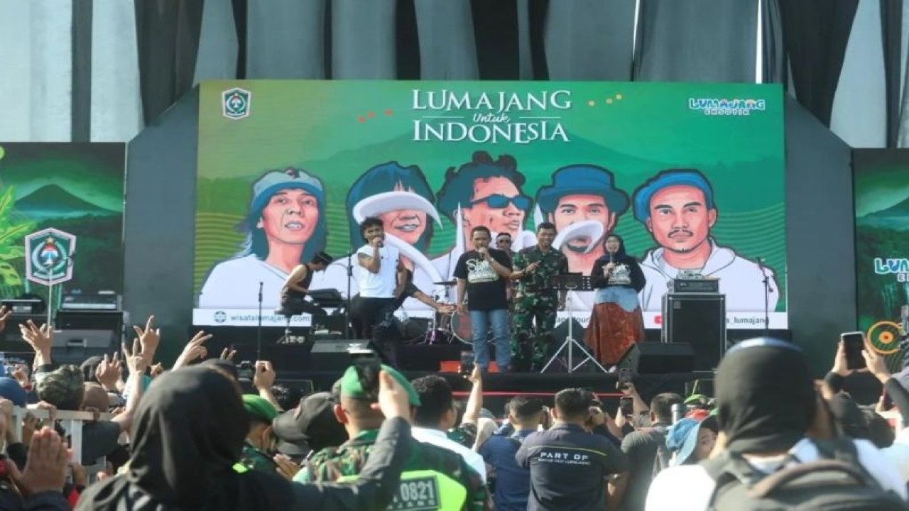 Bupati dan Wakil Bupati Lumajang bernyanyi bersama Slank dalam konser bertajuk "Lumajang untuk Indonesia" di Lapangan Batalyon Infanteri 527/Baladibya Yudha Lumajang, Minggu (28/5/2023). (ANTARA/HO-Medsos Bupati Lumajang)