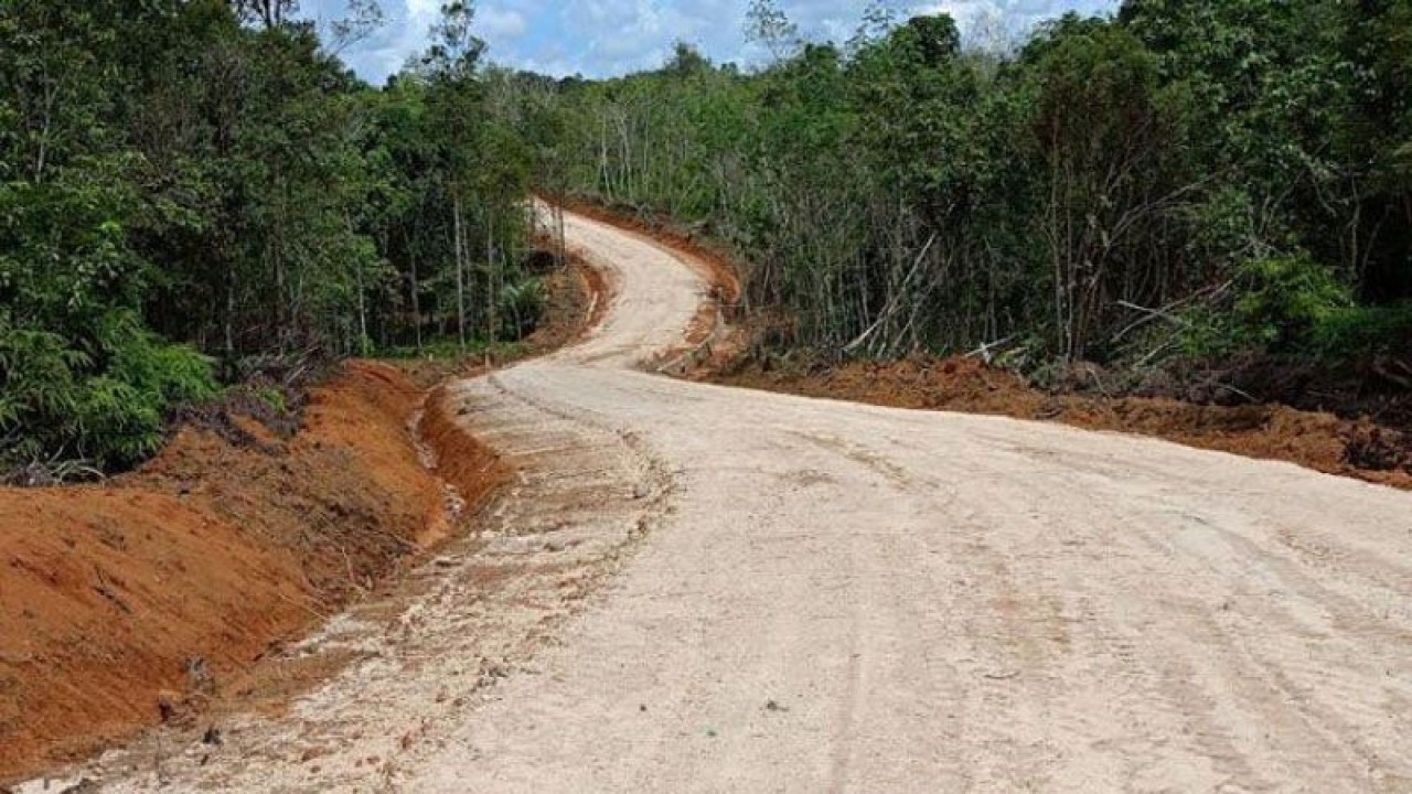 Kondisi Jalan Simpang Tangkan - Bentot yang dibangun Pemkab Barito Timur telah selesai di Bentot Kecamatan Patangkep Tutui, Minggu (30/4/2023). ANTARA/Habibullah.