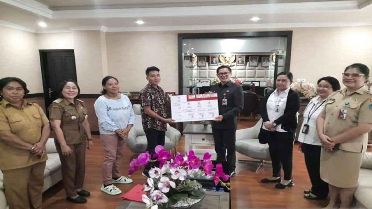 Bupati Minahasa Utara (Minut) Joune Ganda saat menyerahkan bantuan kepada pasutri, di Airmadidi, Selasa (23/5/2023). ANTARA/Nancy L Tigauw.