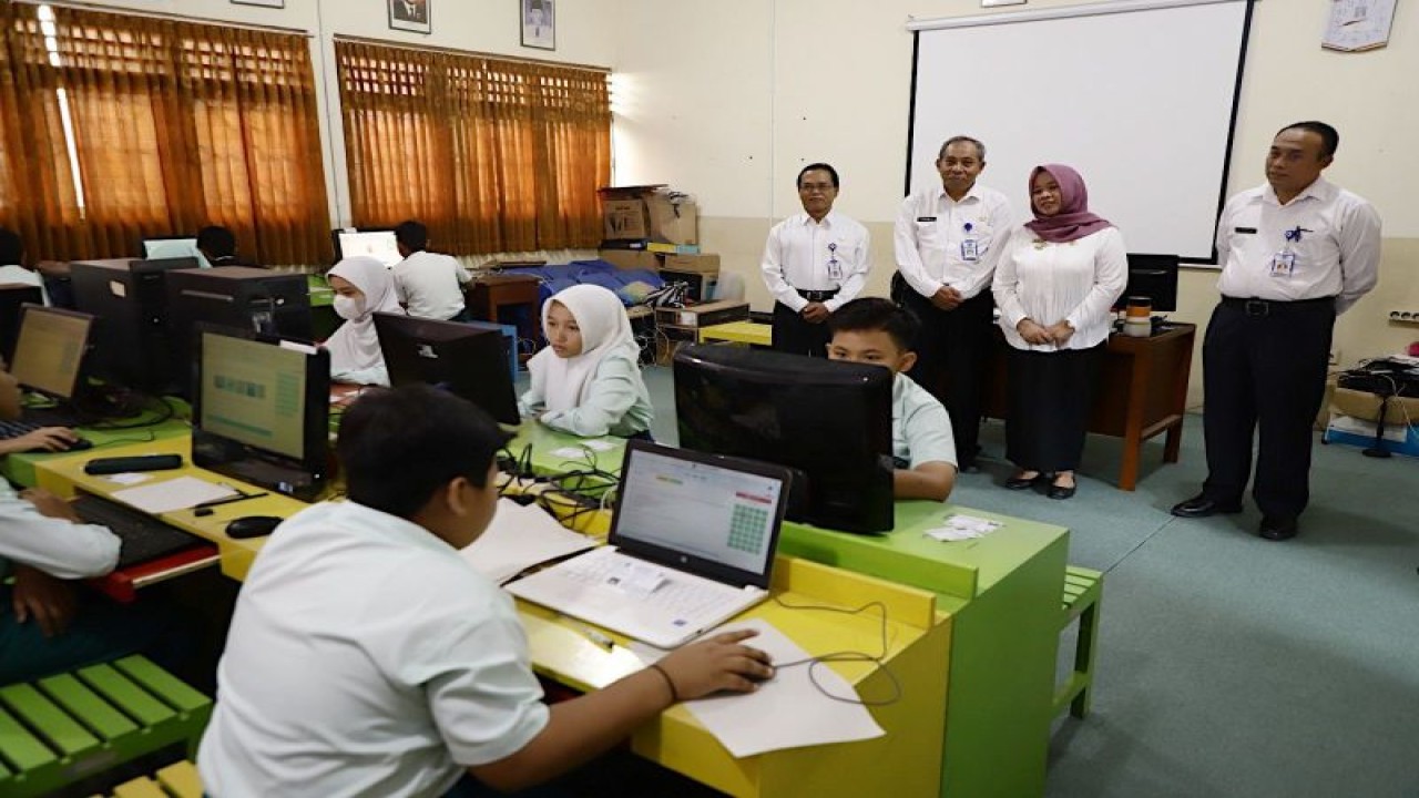 Bupati Sleman Kustini Sri Purnomo didampingi Kepala Dinas Pendidikan Sleman Ery Widaryana meninjau pelaksanaan ASPD-BK tingkat SD, Rabu (24/5/2023). ANTARA/HO-Bagian Prokopim Setda Sleman
