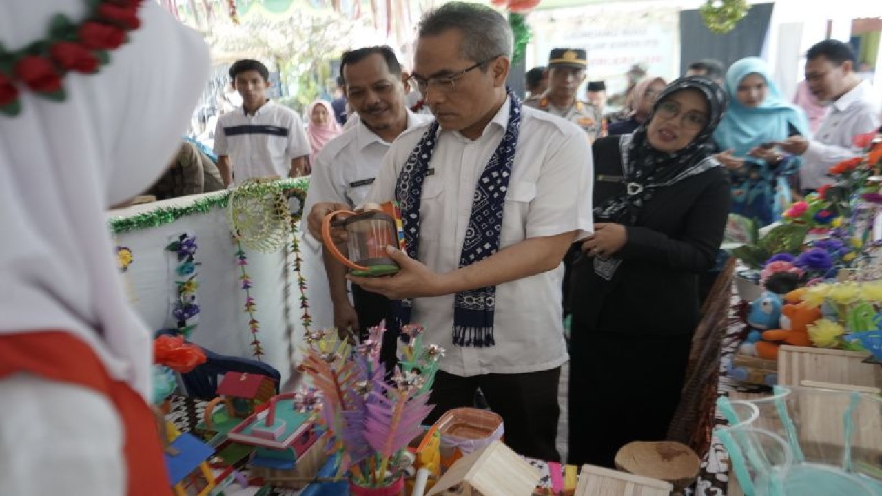 Bupati Bantul Daerah Istimewa Yogyakarta Abdul Halim Muslih meninjau kreativitas para siswa SD Negeri Brajan, Poncosari, Srandakan, Kabupaten Bantul, DIY pada kegiatan gelar karya Proyek Penguatan Profil Pelajar Pancasila di sekolah itu. Rabu (31/5/2023) (ANTARA/HO-Humas Pemkab Bantul)