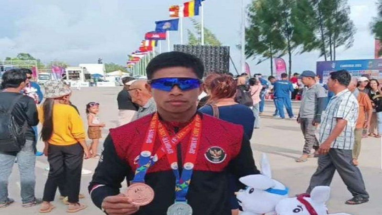 Atlet Dayung Nasional asal Sultra Muhammad Burhan, saat memperlihatkan medali emas usai menjuarai dinomor dragon boat 12 crew putra, pada Sea Games, Kamboja. (Foto ANTARA/HO-Podsi Sultra)