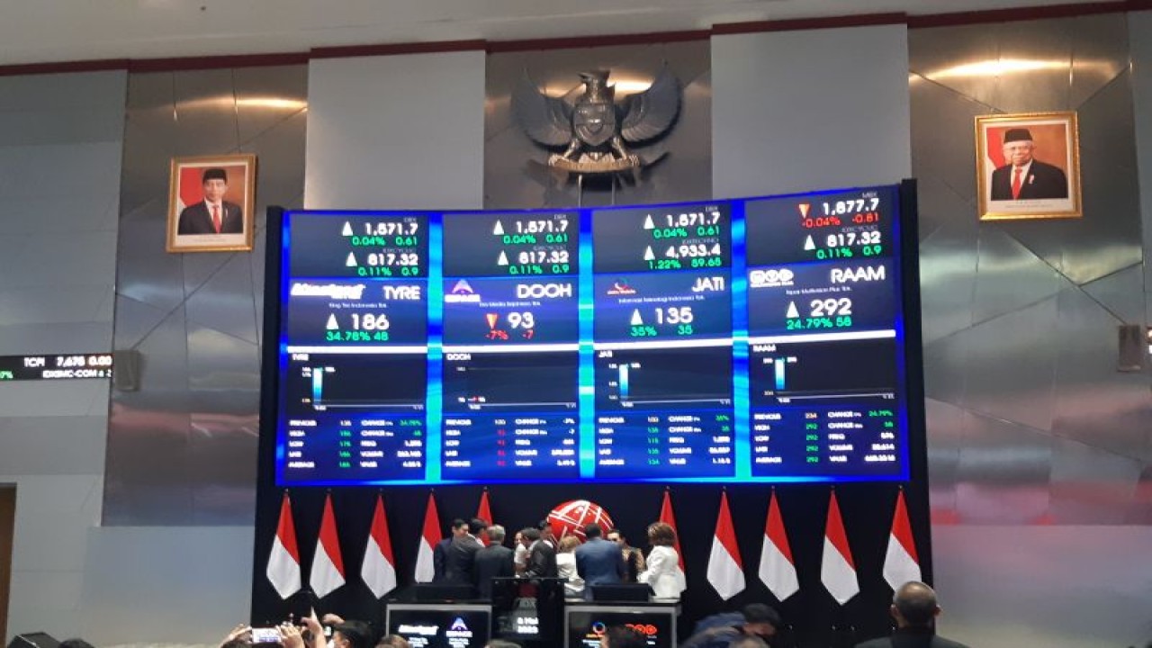 PT King Tyre Indonesia bersama dengan perusahaan lainnya meresmikan IPO di Bursa Efek Indonesia (BEI) , Jakarta, Senin (8/5/2023) (ANTARA/Bayu Saputra)