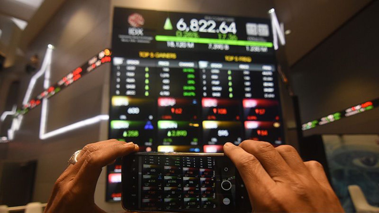 Pegawai memotret layar pergerakan saham di Bursa Efek Indonesia, Jakarta, Senin (3/4/2023). ANTARA FOTO/Indrianto Eko Suwarso/tom/aa.