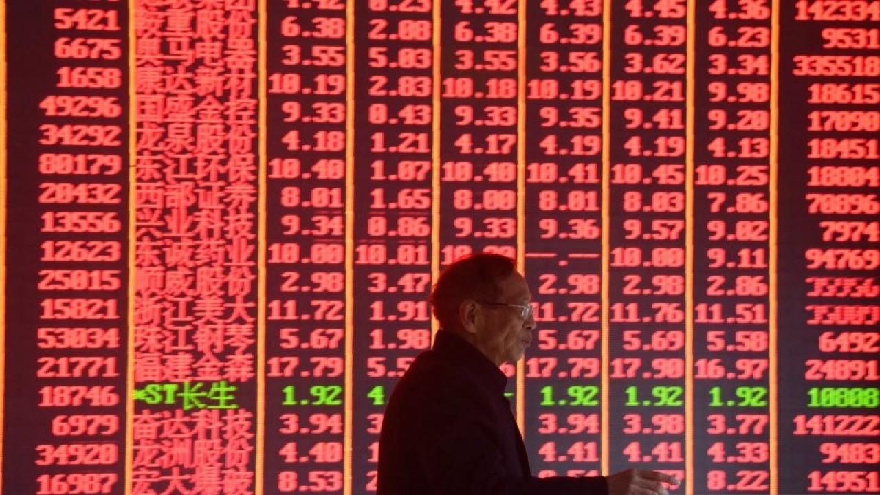 Bursa saham di Hangzhou, Provinsi Zhejiang, China, Senin (11/2/2019). ANTARA FOTO/REUTERS/Stringer/djo