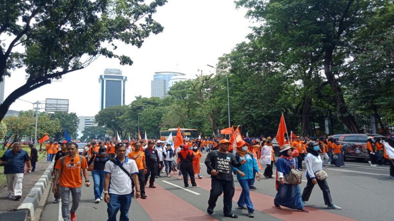 Massa buruh bergerak ke arah Balai Kota untuk melanjutkan aksi di Istora Senayan pada Senin (1/5/2023). (ANTARA/Redemptus Elyonai Risky Syukur)