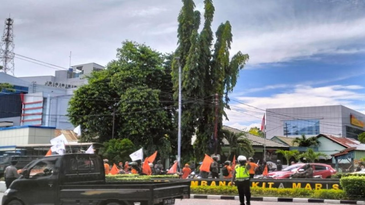 Aparat kepolisian berjaga saat para pekerja melakukan aksi untuk memperingati Hari Buruh Internasional di Kota Palu, Provinsi Sulawesi Tengah, Senin (1/5/2023). (ANTARA/HO-FSPNI Sulteng)