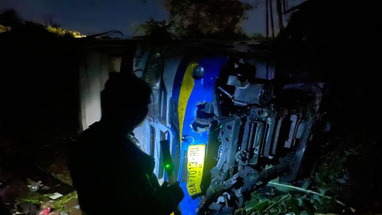 Kecelakaan tunggal mobil Microbus Merk Hino BA 7013 BU di jalan lintas Manggopoh-Simpang empat, Batang tipo Jorong Bandarejo Nagari Lingkuang Aua Kecamatan Pasaman Kabupaten Pasaman Barat, Senin mengakibatkan satu orang meninggal dunia. ANTARA.
