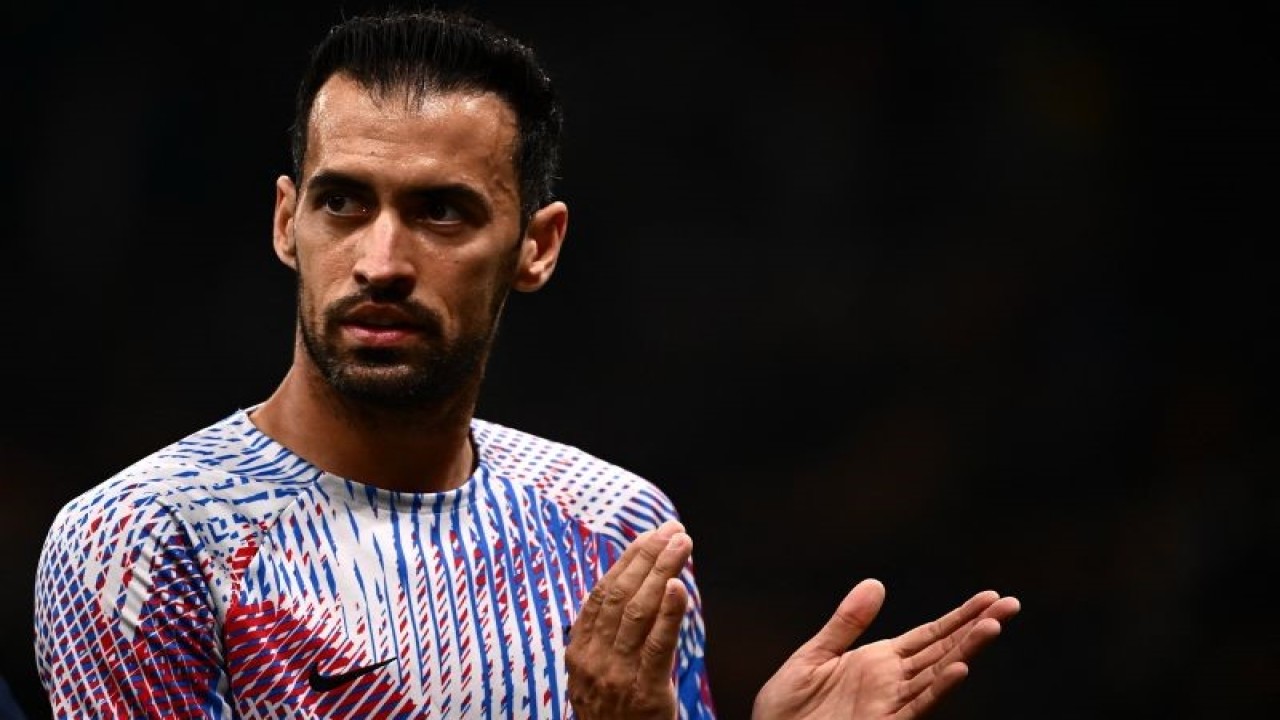 Pemain Barcelona Sergio Busquets menjelang laga Grup C Liga Champions melawan Inter Milan di Stadion San Siro, Milan 4 Oktober 2022 (Foto AFP/MARCO BERTORELLO)