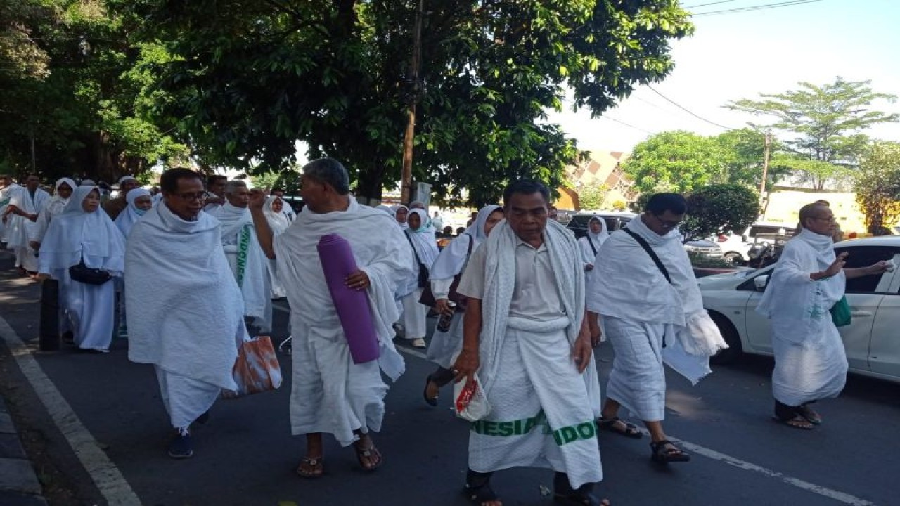 Ilustrasi - Kegiatan bimbingan manasik haji bagi jemaah calon haji asal Kota Mataram, Provinsi Nusa Tenggara Barat, dengan praktik langsung di Lapangan Taman Sangkareang dilanjutkan ke Asrama Haji Embarkasi Lombok. ANTARA/Nirkomala