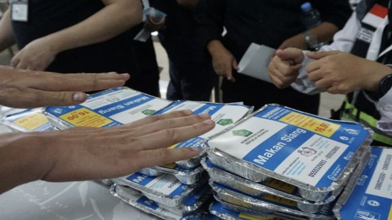 Tim Sanitasi dan Pengawasan Makanan calon haji mengecek mutu dan keamanan makanan bagi calon haji di Arab Saudi 2023. (FOTO ANTARA/HO-Kemenkes).
