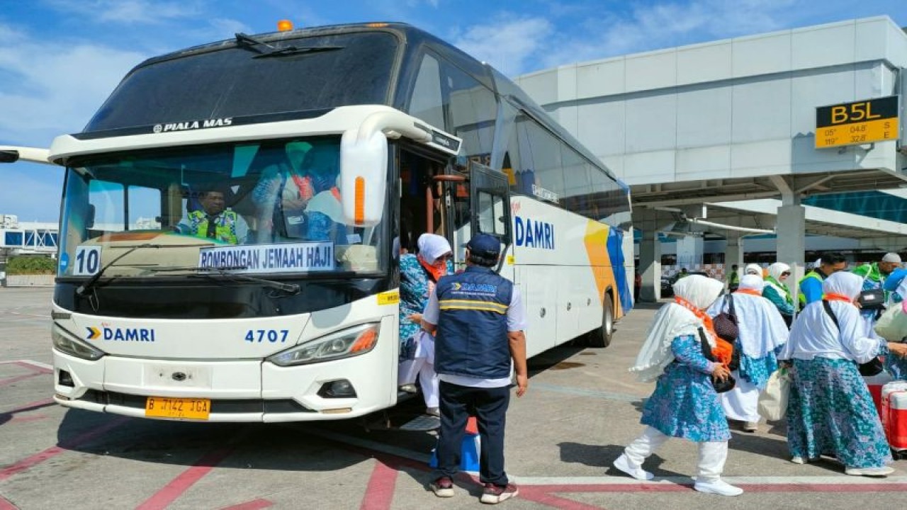 Armada Damri melayani keberangkatan calon jamaah haji menuju bandara. ANTARA/HO-Damri