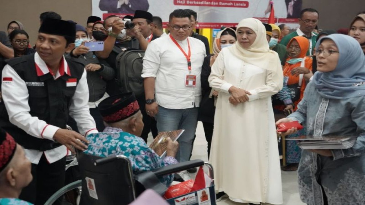 Gubernur Jatim Khofifah Indar Parawansa (kedua dari kanan) mengunjungi Asrama Haji Embarkasi Surabaya bertepatan dengan peringatan Hari Lanjut Usia Nasional, Senin (29/5/2023). (ANTARA/HO-Biro Adpim Jatim)
