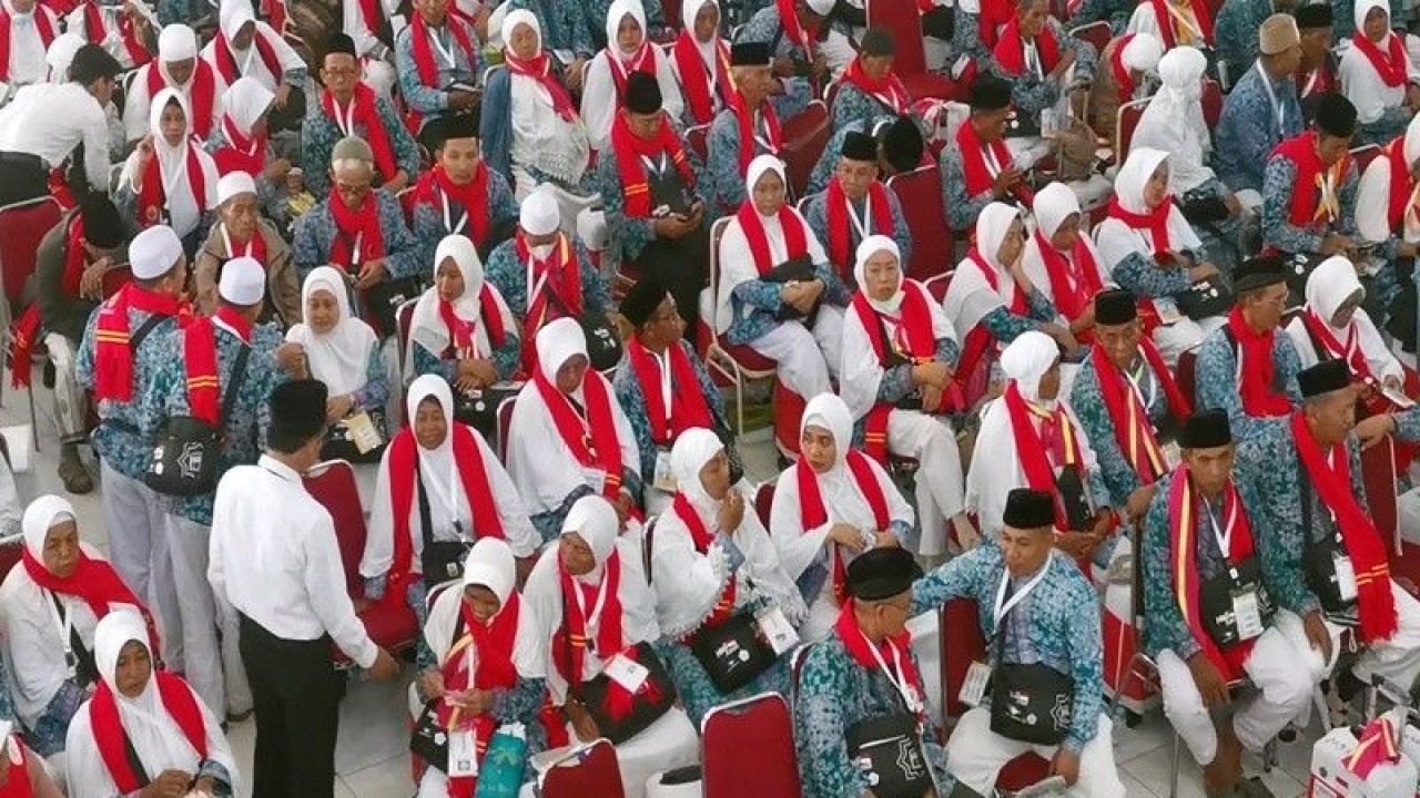 Ratusan calon haji kloter pertama asal Grobogan mengikuti cek kesehatan terakhir ketika tiba di Gedung Jedah Asrama Haji Donohudan Boyolali, Selasa (23/5/2023). ANTARA/Bambang Dwi Marwoto.