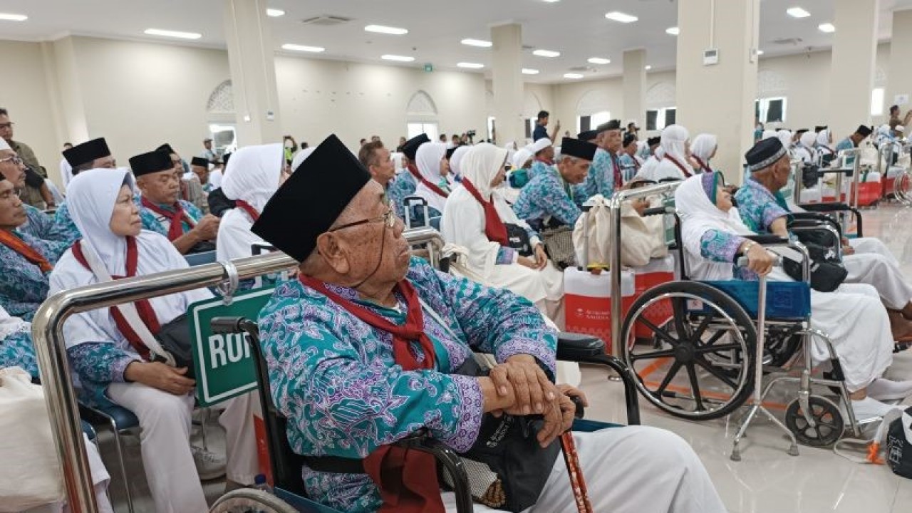 Calon haji saat berada di Asrama Haji Indramayu, Jawa Barat, Ahad (28/5/2023). (FOTO ANTARA/Khaerul Izan)