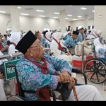 Calon haji saat berada di Asrama Haji Indramayu, Jawa Barat, Ahad (28/5/2023). (FOTO ANTARA/Khaerul Izan)-1685409208