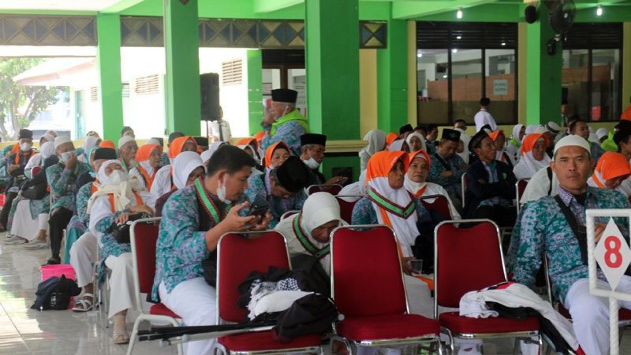 Ratusan jamaah calon haji kloiter 18 Embarkasi Solo gabungan asal Kabupaten Semarang, Salatiga, dan Temanggung ketiba tiba di Asrama Haji Donohudan Boyolali, Senin (29/5/2023). ANTARA/Bambang Dwi Marwoto.