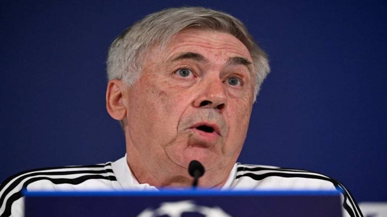 Foto arsip - Pelatih Real Madrid Carlo Ancelotti dalam sebuah konferensi pers jelang pertandingan semifinal pertama Liga Champions melawan Manchester City di Madrid 8 Mei 2023. (ANTARA/AFP/JAVIER SORIANO)