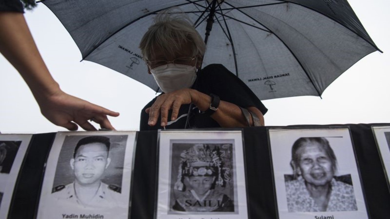 Presidium Jaringan Solidaritas Korban untuk Keadilan (JSKK) Sumarsih melakukan Aksi Kamisan ke-774 di seberang Istana Merdeka, Jakarta, Kamis (25/5/2023). ANTARA FOTO/Sigid Kurniawan/aww. (ANTARA FOTO/SIGID KURNIAWAN)