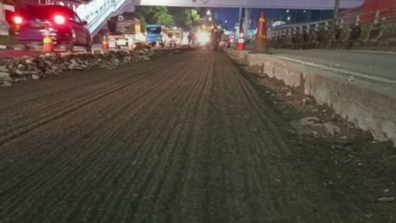 Pengerjaan jalan di kawasan Cawang, Jakarta Timur oleh Dinas Bina Marga DKI Jakarta, Minggu (26/3/2023). ANTARA/-HO Humas Bina Marga