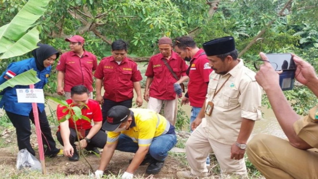 Coca-Cola Europacific Partners Indonesia (CCEP Indonesia) bersama Lembaga Permberdayaan Masyarakat (LPM) dan Karang Taruna Kelurahan Besar beserta Karang Taruna Kecamatan Medan Labuhan melakukan penanaman 200 pohon di Bantaran Sungai Deli. (ANTARA/HO)
